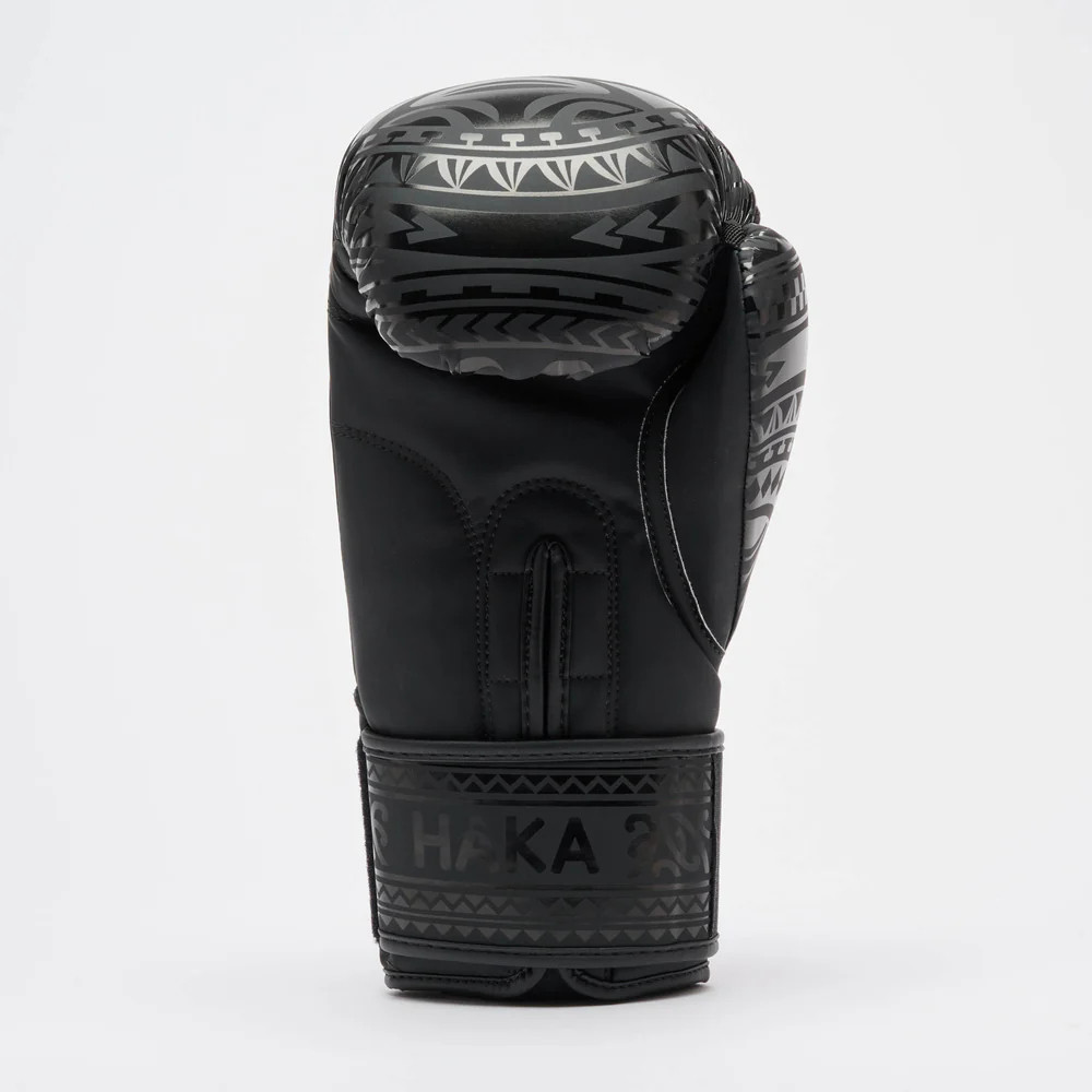 Боксерські рукавиці Leone GN329 HAKA Black 16 унцій (бинти в комплекті)
