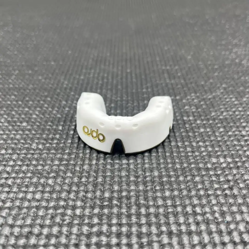 Капа OPRO Gold дитяча (вік до 10р.) White/Gold (art.102505005)