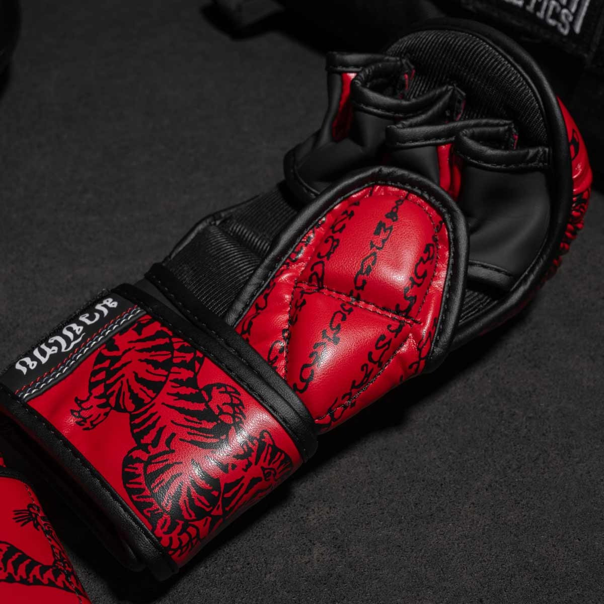 Рукавиці для ММА Phantom Muay Thai Red L/XL (капа в комплекті)