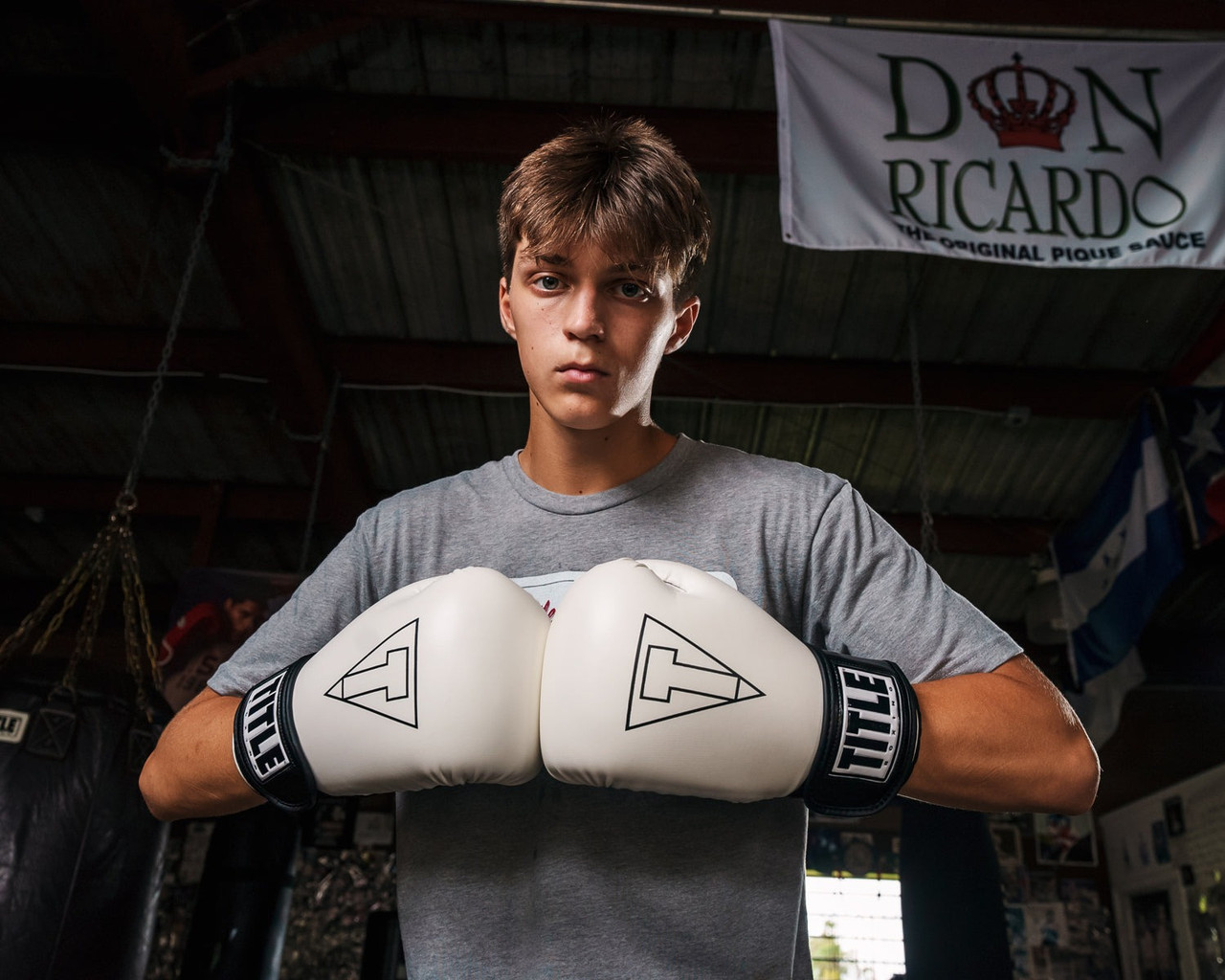 Боксерські рукавиці TITLE Boxing Vegan Gloves White/Black 8 oz