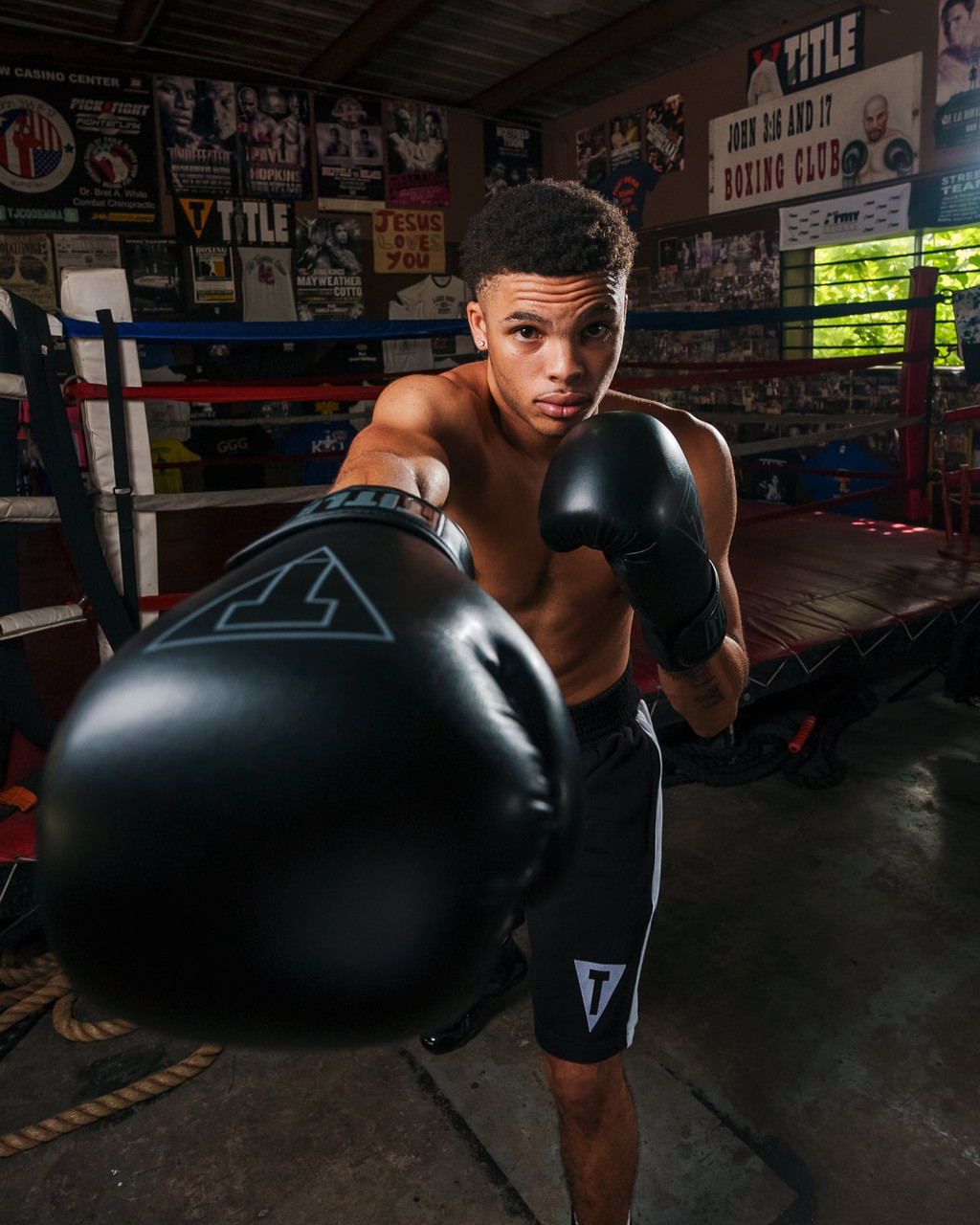 Боксерські рукавиці TITLE Boxing Vegan Gloves Black 14 oz