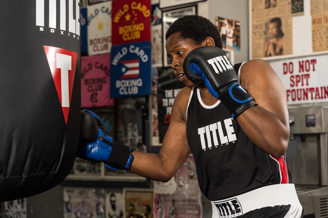 Боксерські рукавиці TITLE Boxing Dynamic Strike Black/Blue 12 oz