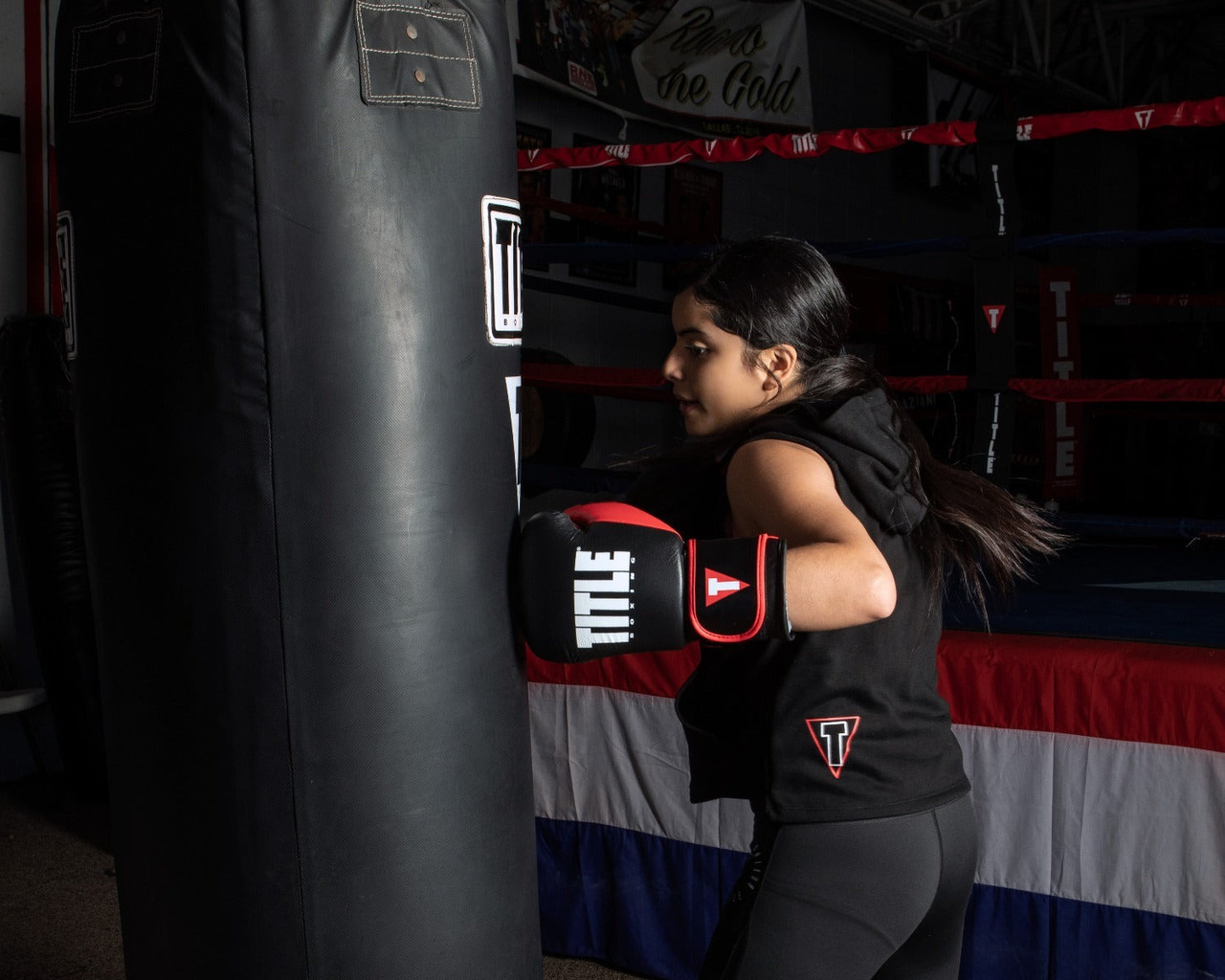 Боксерські рукавиці TITLE Boxing Dynamic Strike Black/Red 16 oz