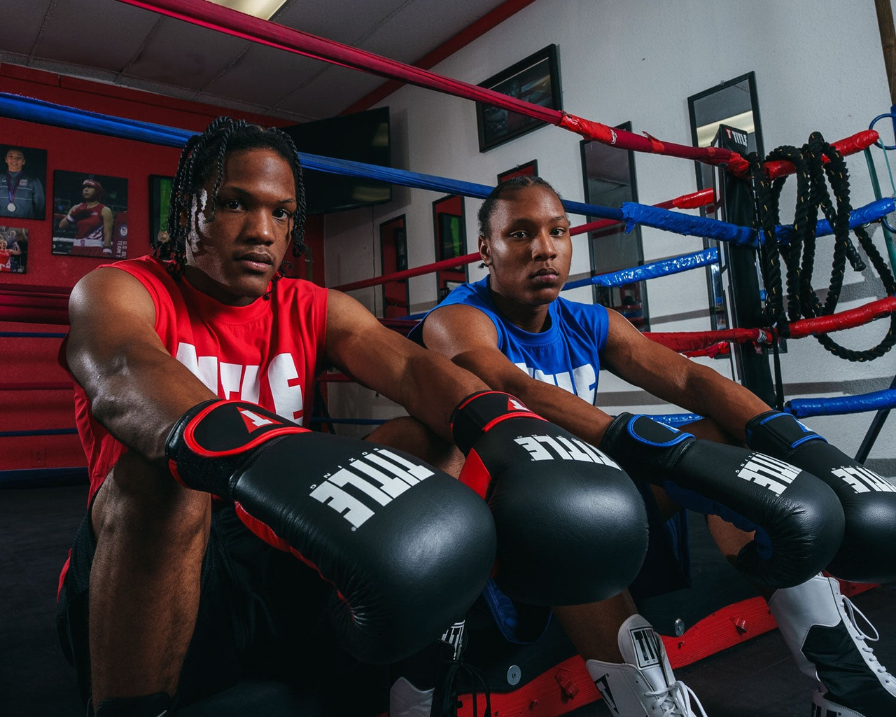 Боксерські рукавиці TITLE Boxing Dynamic Strike Black/Blue 14 oz