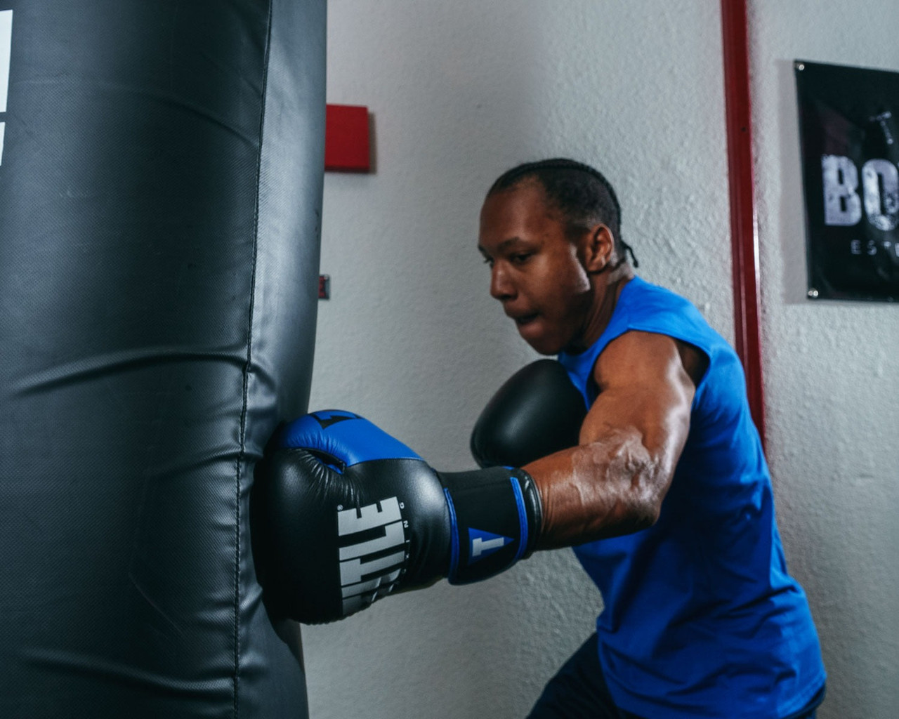 Боксерські рукавиці TITLE Boxing Dynamic Strike Black/Blue 14 oz