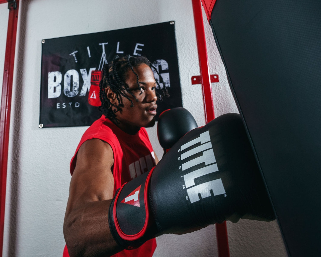 Боксерські рукавиці TITLE Boxing Dynamic Strike Black/Red 12 oz