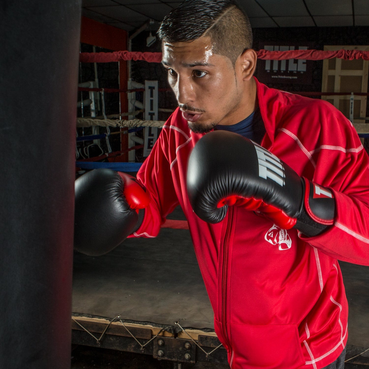 Боксерські рукавиці TITLE Boxing Dynamic Strike Black/Red 12 oz